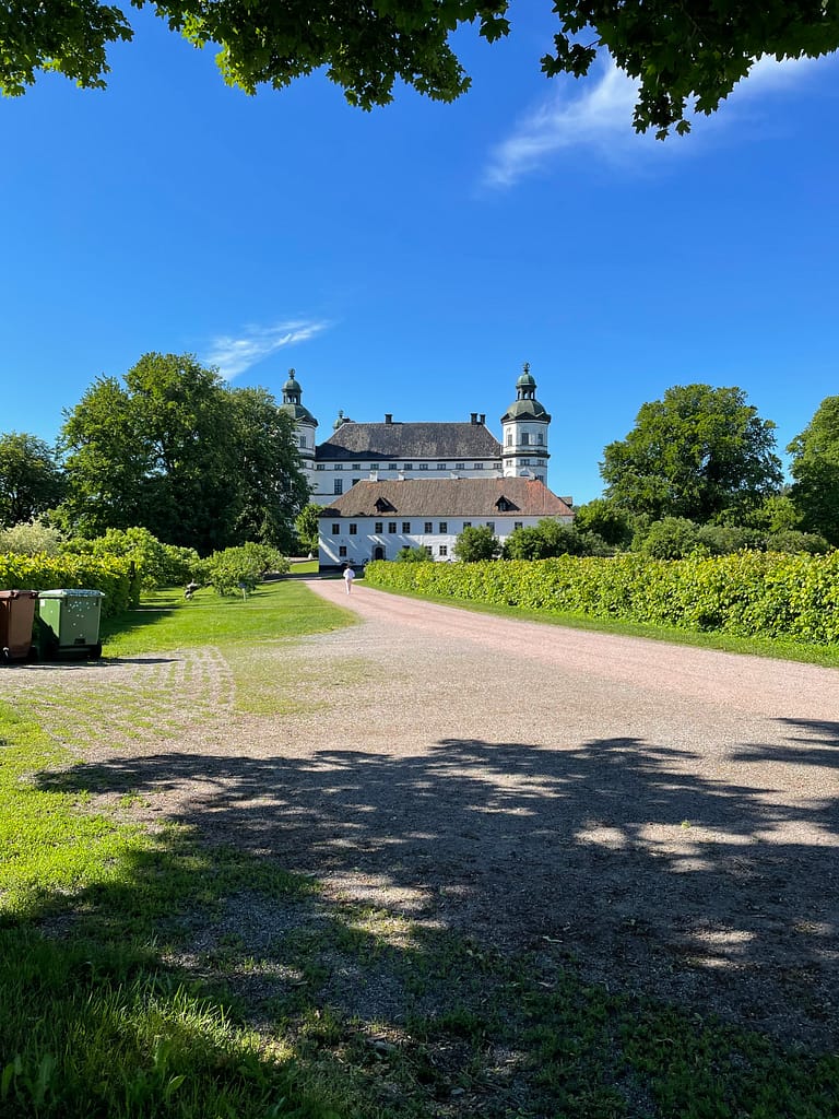 Skoklosters entre på avstånd